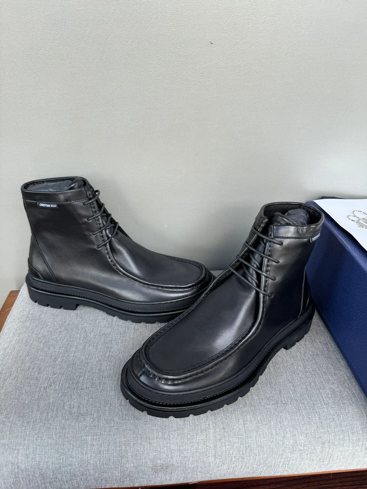 [DIOR] Top P: 1000💰 Number of yards: 39~44 (38.45 custom-made, non-refundable) Dior Dior~ Winter series, original 1:1 development Casual men's leather shoes Heavy investment, shoes and boots are made of imported cowhide + imported Dior special fabric Not easy to deform black cowhide lining Dior large hardware inlay Original TPU vacuum outsole, black cowhide Black open edge beads Military green suede Black suede Khaki suede leather is crafted by a large factory, and the perfect product is only prepared for you who know your taste! Any comparisons are welcome.